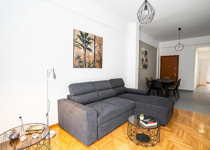 Spacious 2Bd/1.5Ba Downtown One-Step From Victoria