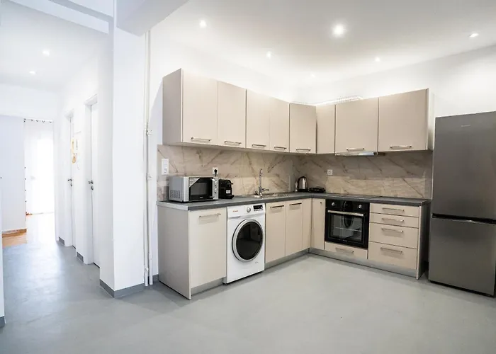 Spacious 2Bd/1.5Ba Downtown One-Step From Victoria