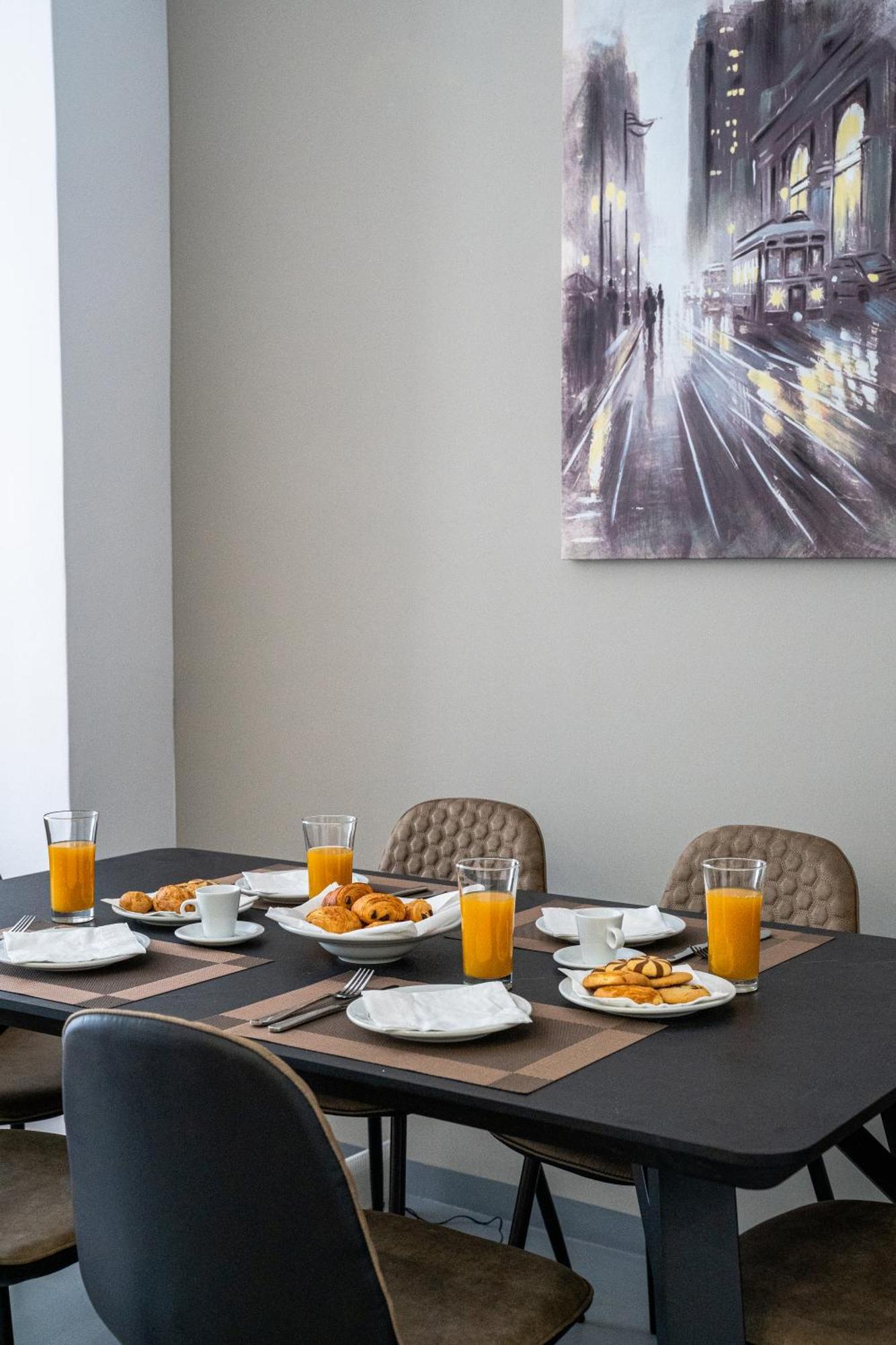 Spacious 2bd/1.5ba Downtown One-step From Victoria Apartment Athen