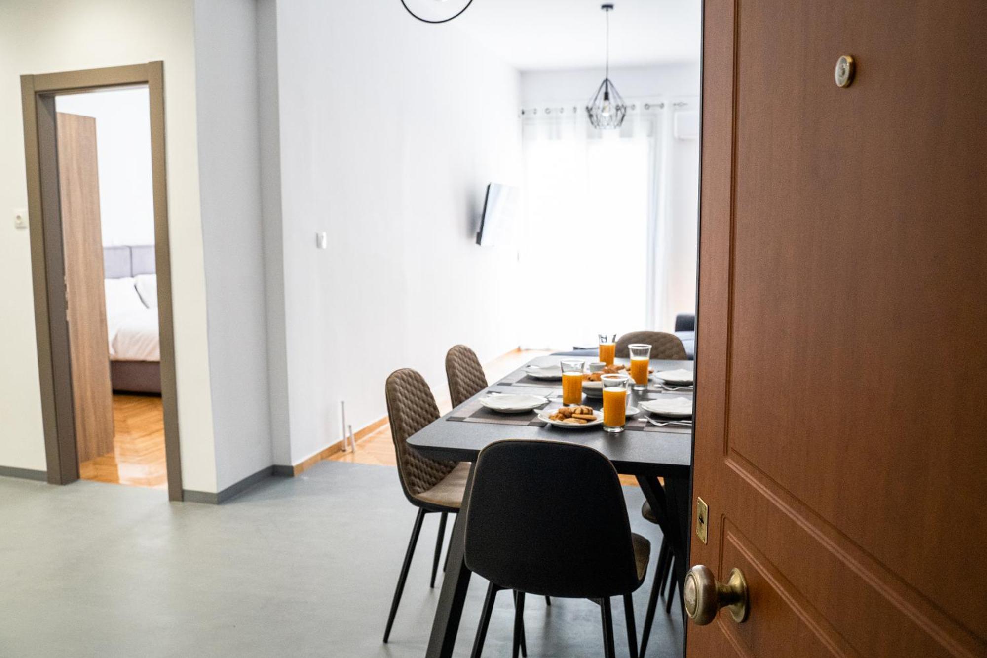 Spacious 2bd/1.5ba Downtown One-step From Victoria Apartment Athen