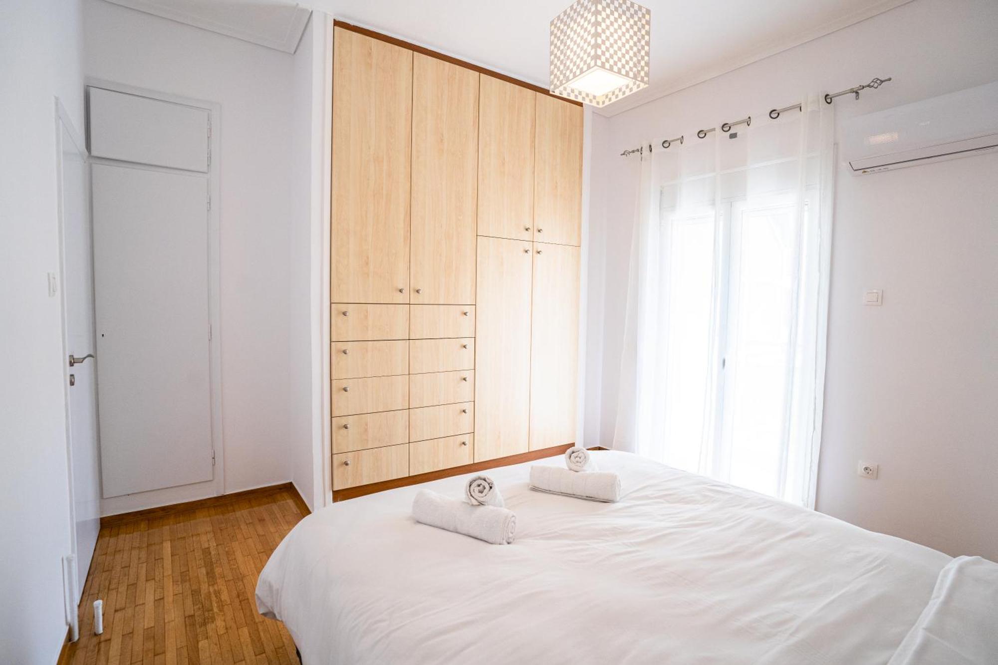 Spacious 2bd/1.5ba Downtown One-step From Victoria Apartment