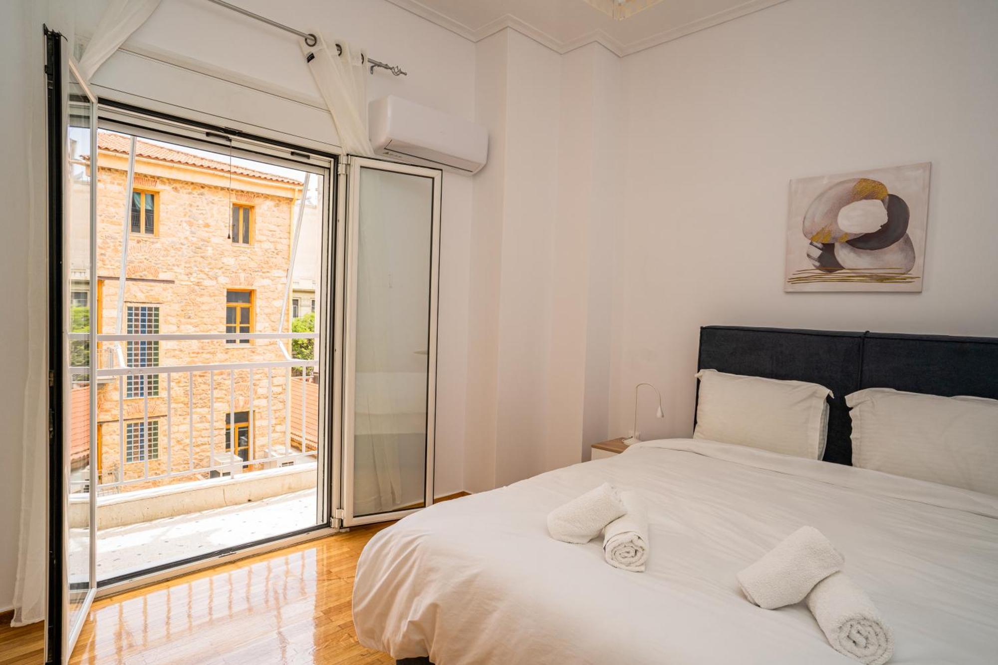 Spacious 2bd/1.5ba Downtown One-step From Victoria Athen
