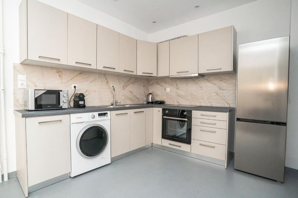 Apartment Spacious 2bd/1.5ba Downtown One-step From Victoria
