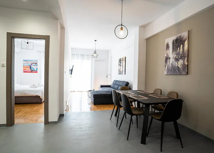 Spacious 2Bd/1.5Ba Downtown One-Step From Victoria