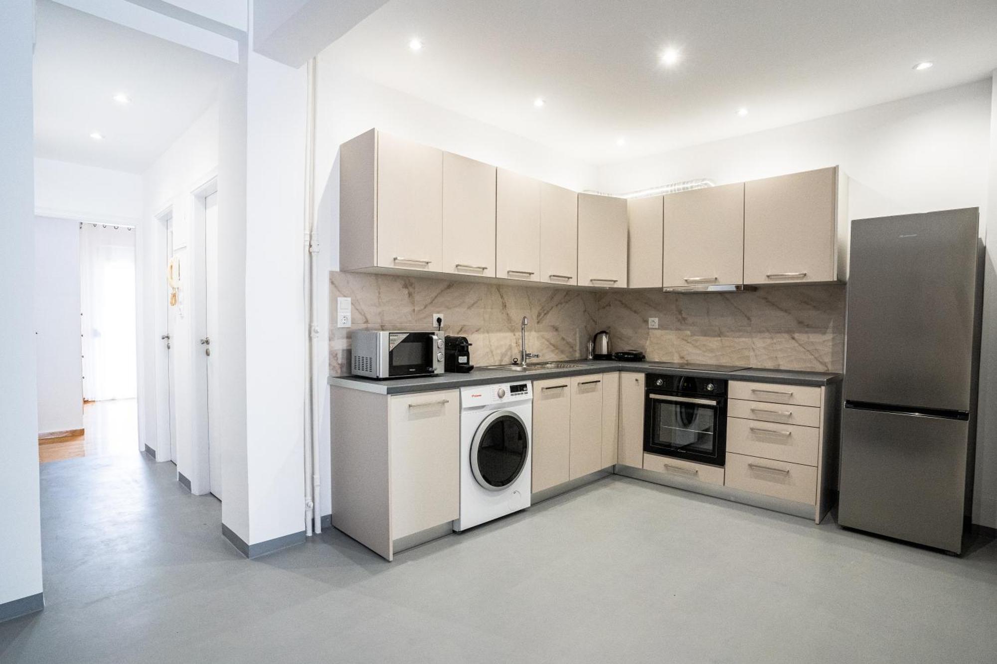 Spacious 2bd/1.5ba Downtown One-step From Victoria *