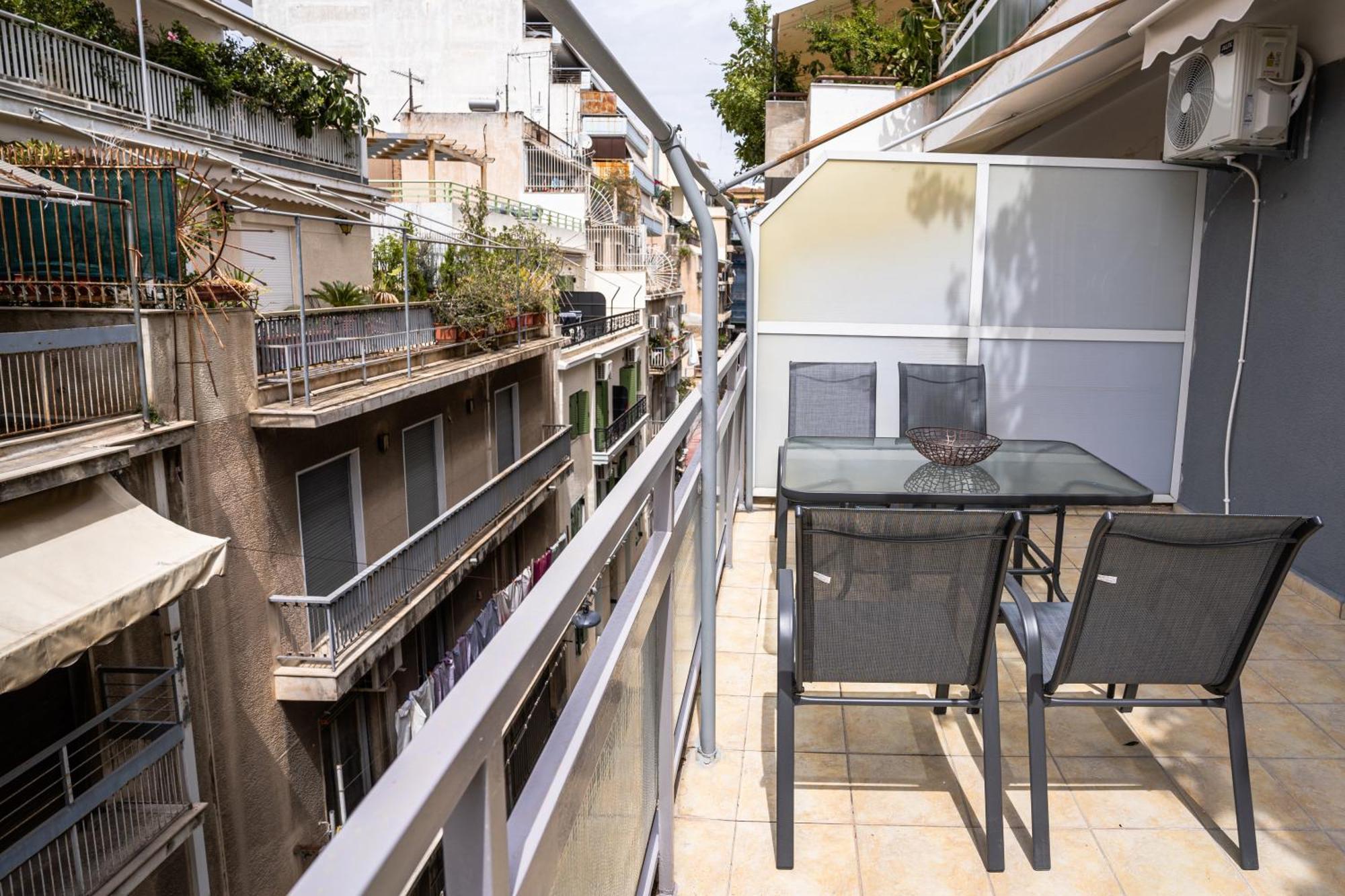 Spacious 2bd/1.5ba Downtown One-step From Victoria *