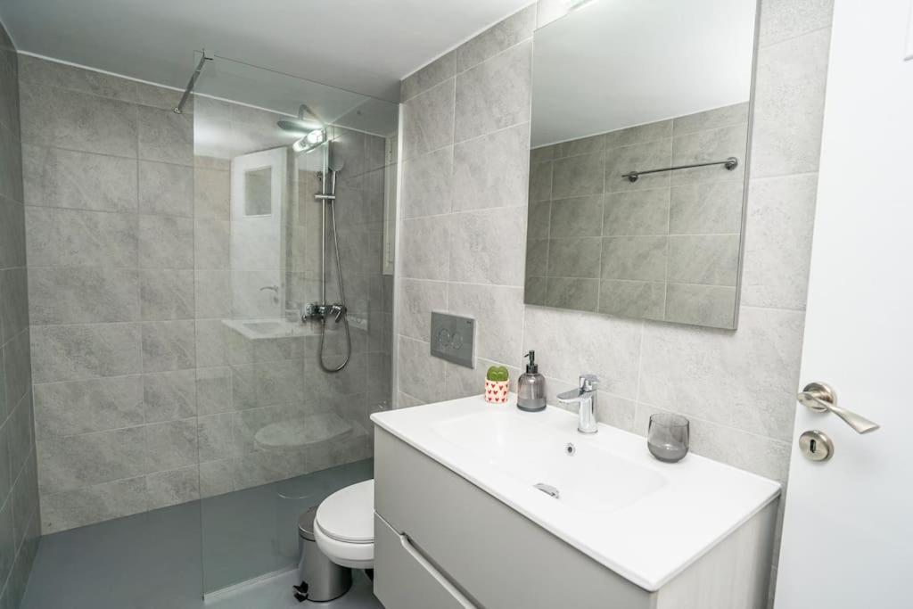 Spacious 2bd/1.5ba Downtown One-step From Victoria